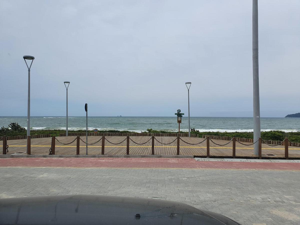 Apto Solar Da Praia Picarras Ngoại thất bức ảnh
